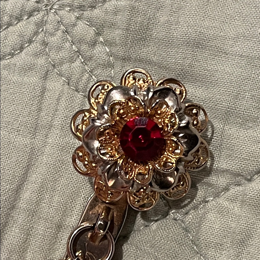 Vtg 50s Gold filigree & Red Gem Clip-On Key Holder - Picture 8 of 12
